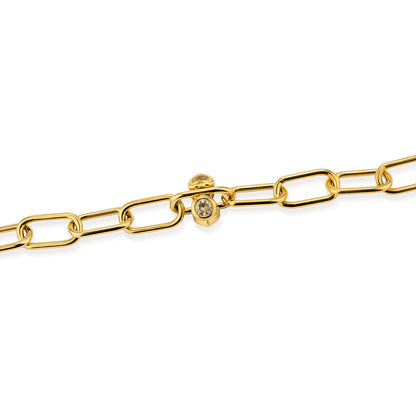 Detail van de gouden Radiant armband met elegante schakels en sluiting.