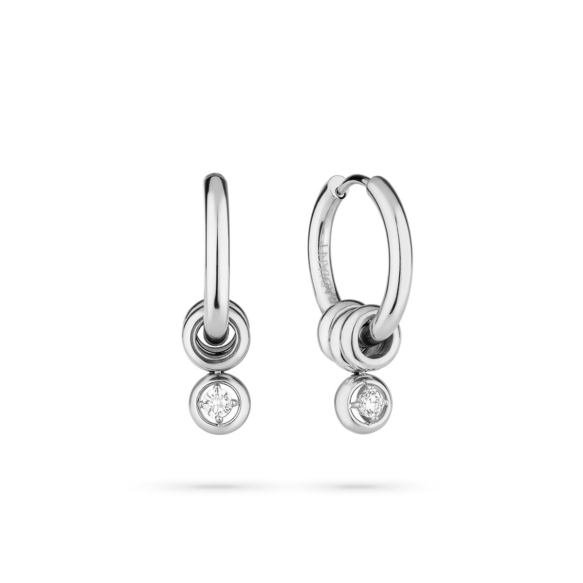 Zilverkleurige Radiant oorbellen met elegante hangers en sprankelende details.