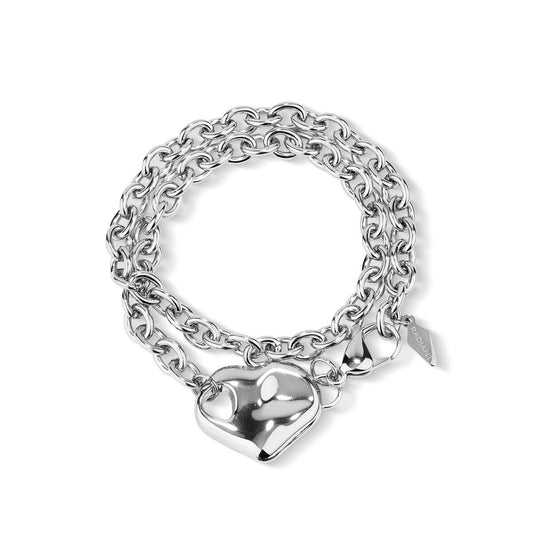 Zilverkleurige Radiant armband met een hartvormige hanger, stijlvol en elegant.