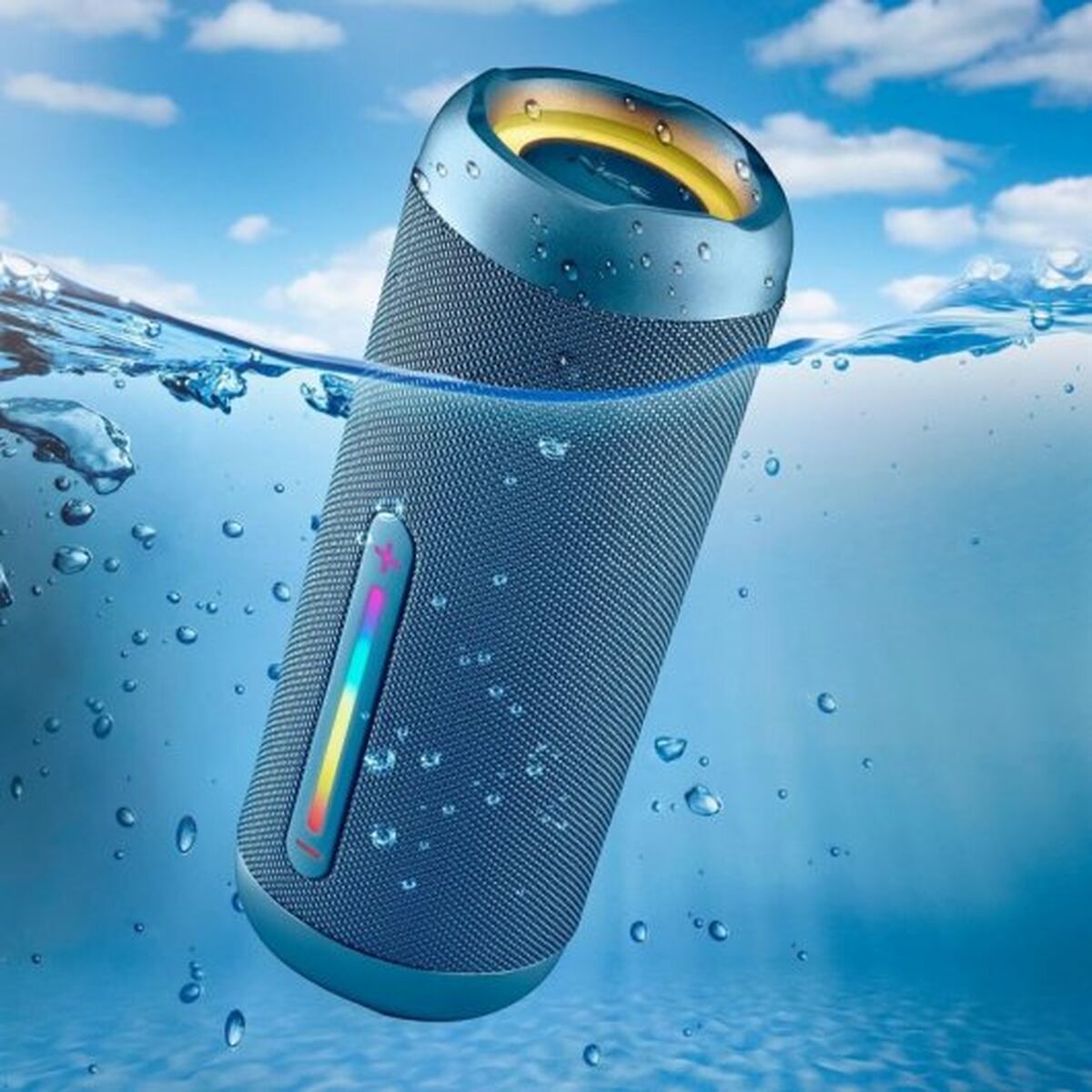 NGS Roller Furia 2 Blue Bluetooth-luidspreker drijvend in water met kleurrijke verlichting.