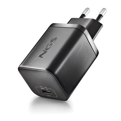 Zwarte NGS powerbank met USB-C aansluiting, compact en krachtig ontwerp.
