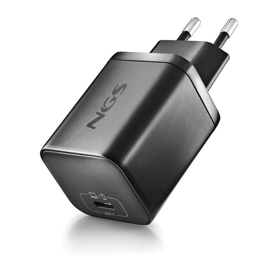 Zwarte NGS powerbank met USB-C aansluiting, compact en krachtig ontwerp.