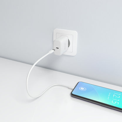 Aisens A110-0969 witte oplader aangesloten op een wandcontactdoos met een smartphone.