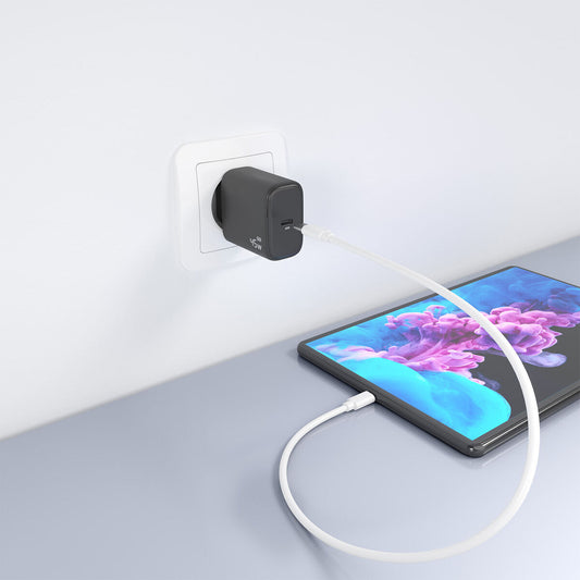 Aisens A110-0970 zwarte oplader van 45W aangesloten op een wandcontactdoos met een USB-C kabel.