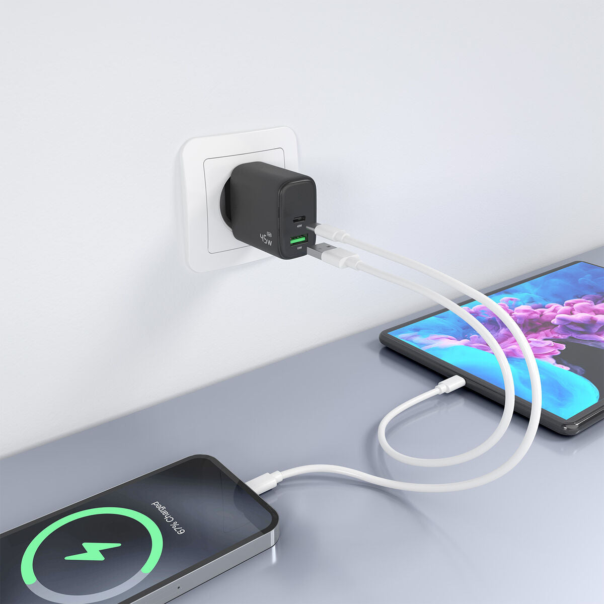 Detail van de Aisens A110-0972 oplader in zwart, aangesloten op een wandcontactdoos met twee USB-C kabels.