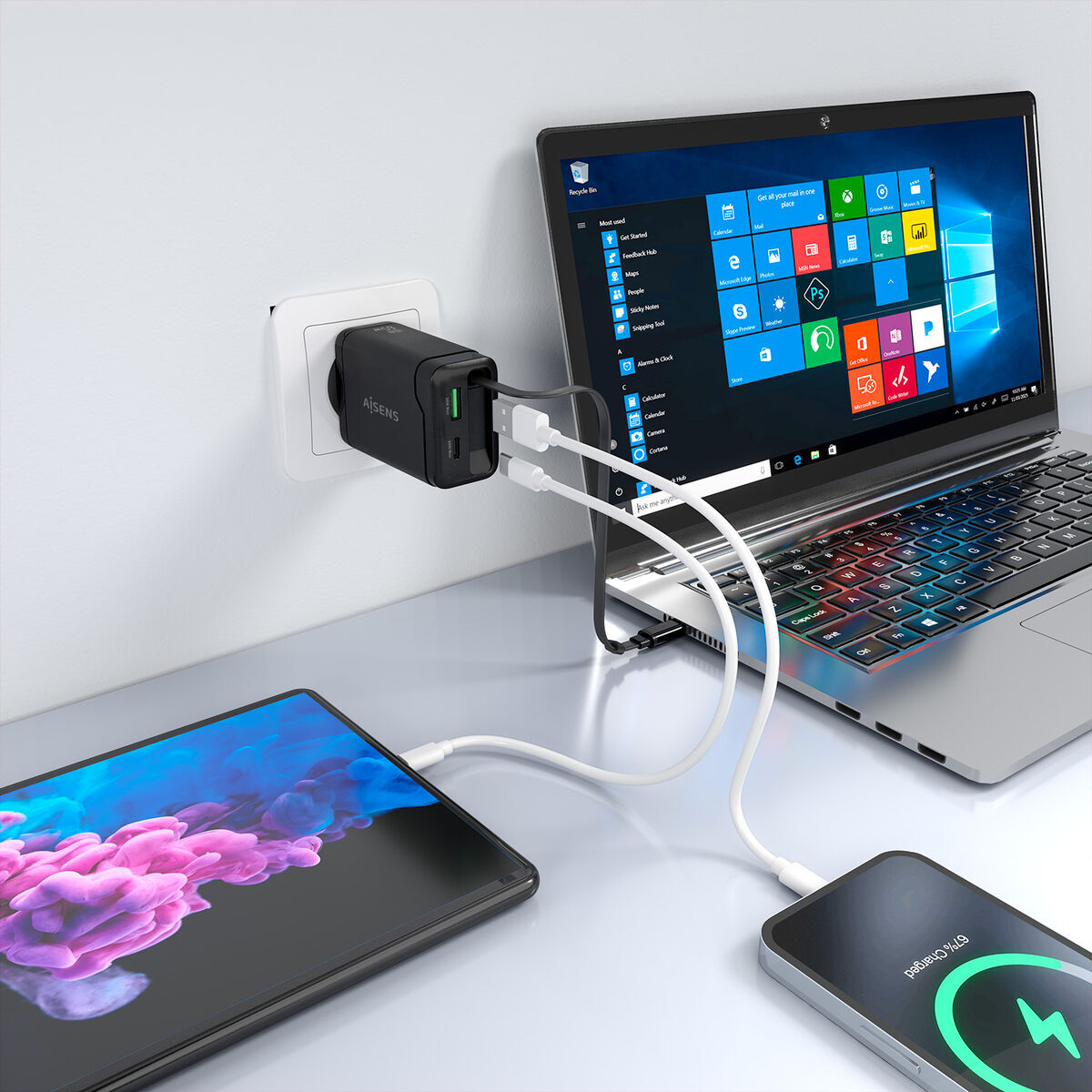Zijaanzicht van de Aisens 65W oplader, aangesloten op een laptop en tablet.