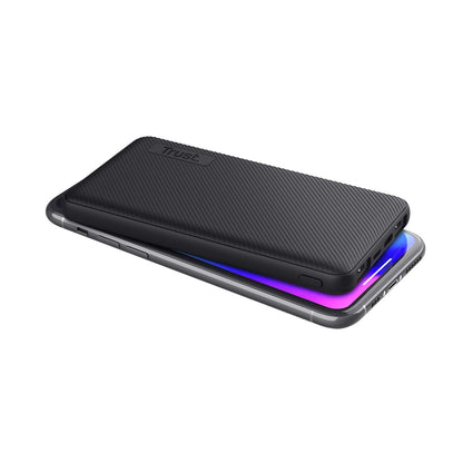 Detail van de Trust Power Bank Primo in zwart, met ribbelstructuur en dubbele USB-poorten.