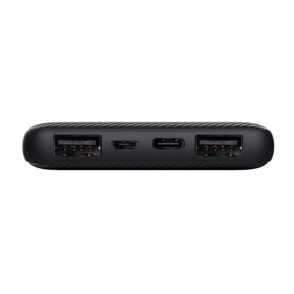 Zijaanzicht van de Trust Power Bank Primo met dubbele USB-poorten en een USB-C aansluiting.