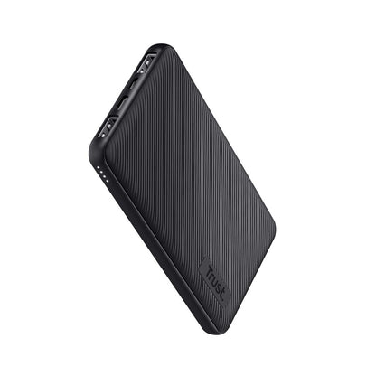 Zijaanzicht van de zwarte Trust Power Bank Primo met dubbele USB-poorten.