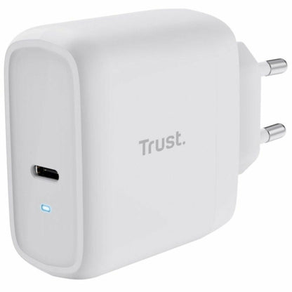 Zijaanzicht van de Trust 25139 oplader in wit met USB-C aansluiting.