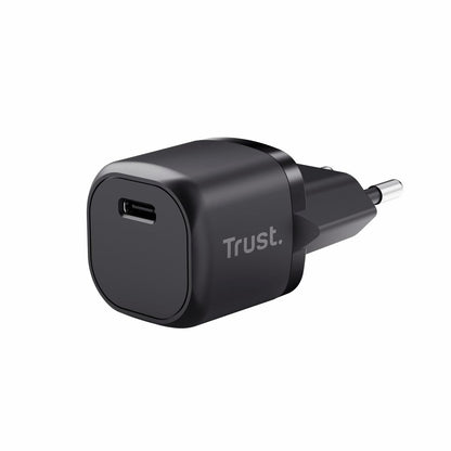 Compacte zwarte Trust 25174 USB-C oplader met snelle oplaadtechnologie.