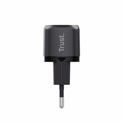 Zwart Trust 25174 oplader met USB-C aansluiting, frontaal gezien.