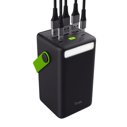 Detail van de Trust Redoh XXL powerbank met meerdere aansluitingen en ingebouwd display.