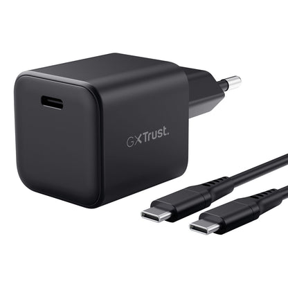 Zwarte Trust Wandlader 65W USB-C met bijbehorende kabel, compact ontwerp.