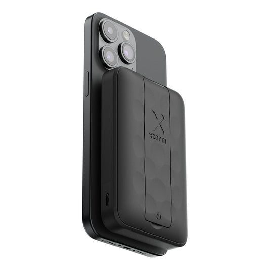 Xtorm Powerbank 10000 mAh in zwart, magnetisch draadloos opladen met smartphone.