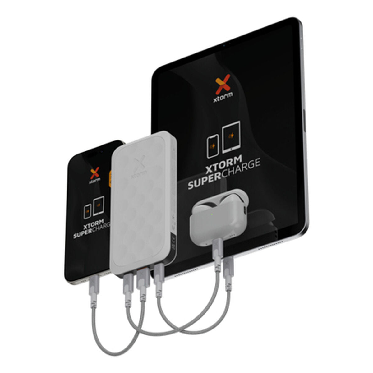 Detail van de Xtorm Powerbank 10000 mAh met aangesloten apparaten en oplaadkabels.