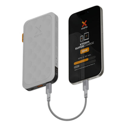 Detail van de Xtorm Powerbank 10000 mAh met een smartphone die wordt opgeladen.