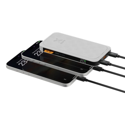 Detail van de Xtorm Powerbank 10000 mAh met drie aangesloten smartphones.