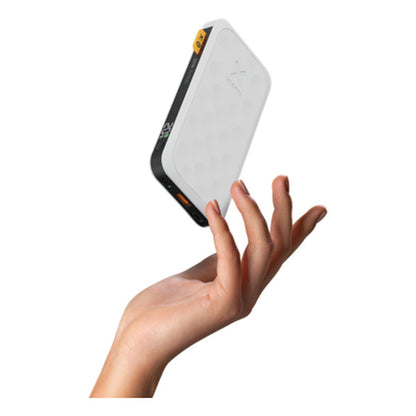 Xtorm Powerbank 10000 mAh in hand, met stijlvol en compact ontwerp.