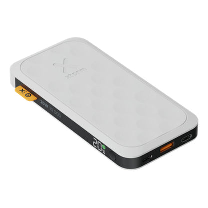Zijaanzicht van de Xtorm Powerbank 10000 mAh met digitale batterij-indicator.