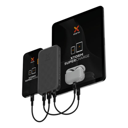 Detail van de Xtorm FS5101U powerbank met meerdere aangesloten apparaten en oplaadkabels.