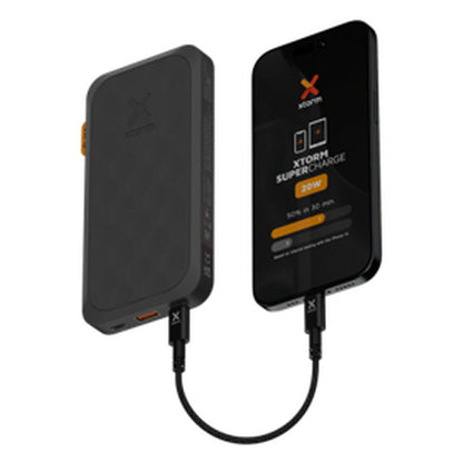 Detail van de Xtorm FS5101U powerbank met smartphone, toont snelle oplaadtechnologie.