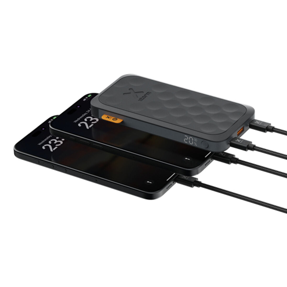 Detail van de Xtorm FS5101U powerbank met drie smartphones aangesloten voor opladen.