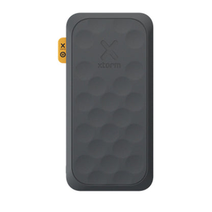 Detail van de Xtorm FS5101U powerbank met een textuur en aan/uit-knop aan de zijkant.