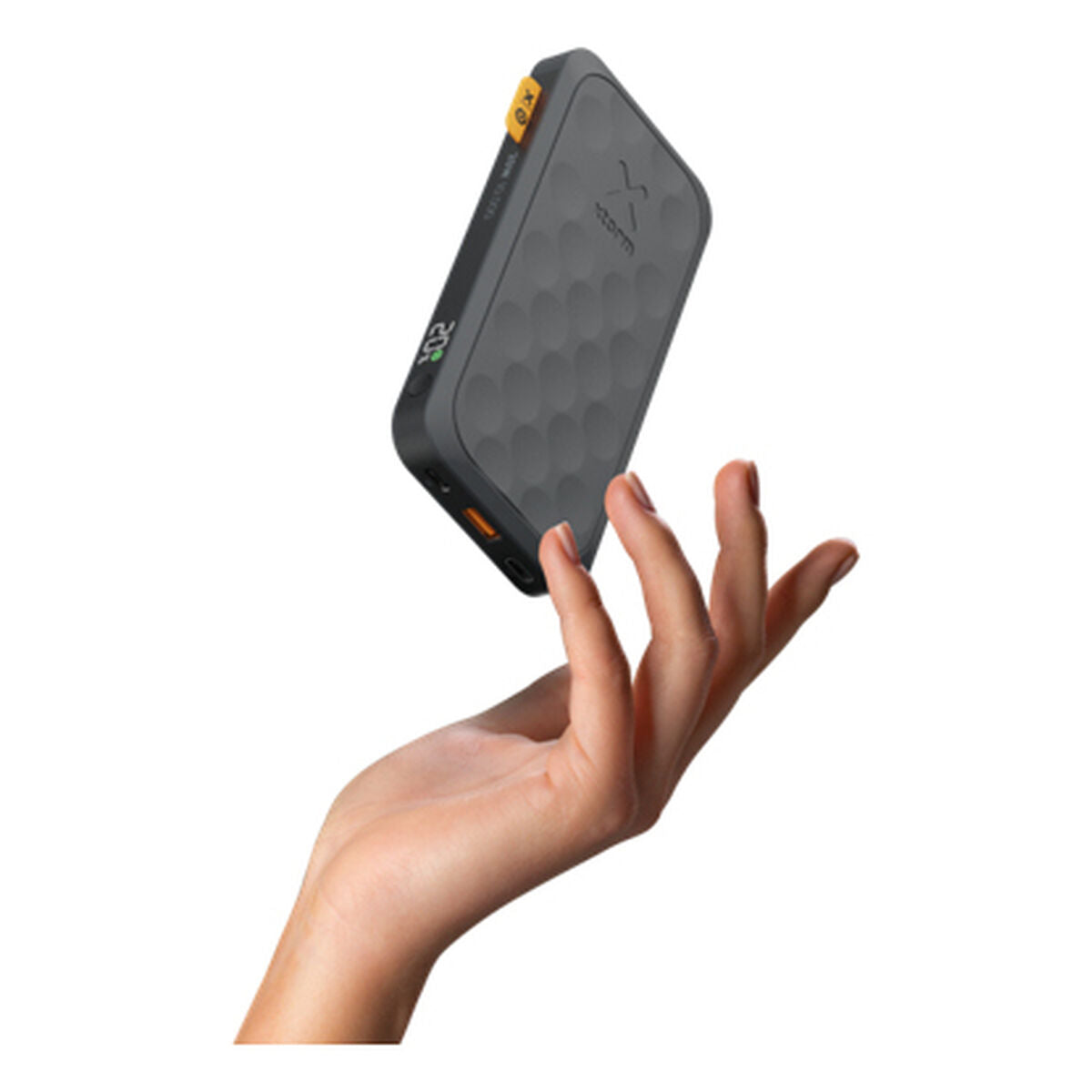 Detail van de Xtorm FS5101U powerbank in hand, met textuur en oplaadpoort zichtbaar.