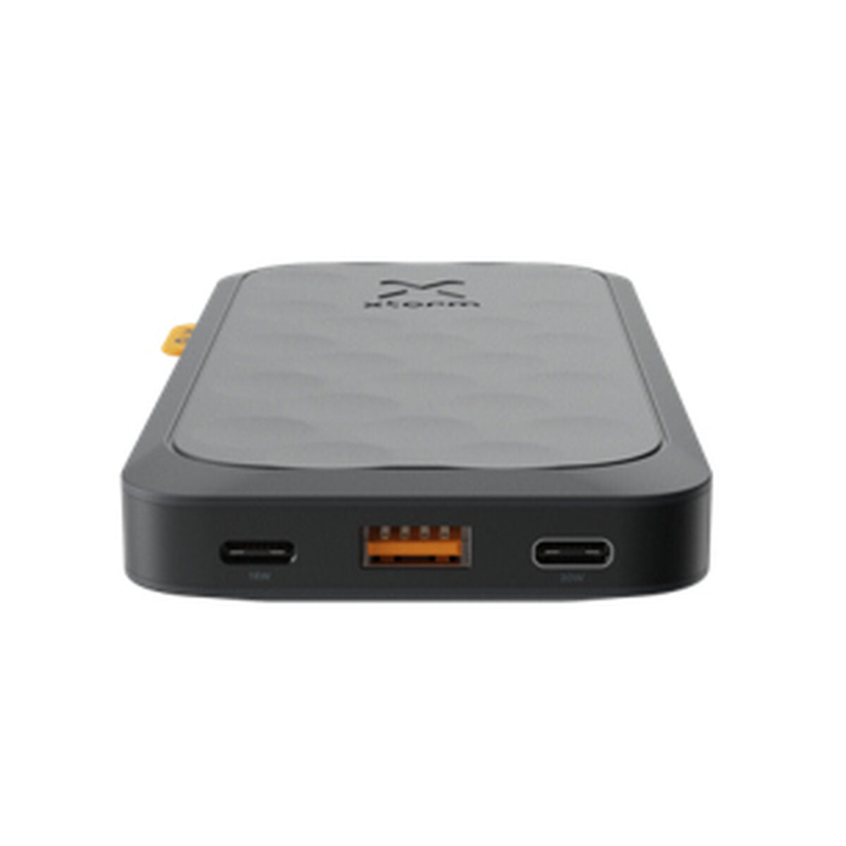 Detail van de Xtorm FS5101U powerbank met USB-C en USB-A poorten.