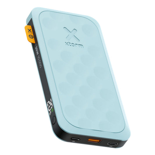 Lichtblauwe Xtorm Powerbank FS5102U met LCD-scherm en meerdere oplaadpoorten.