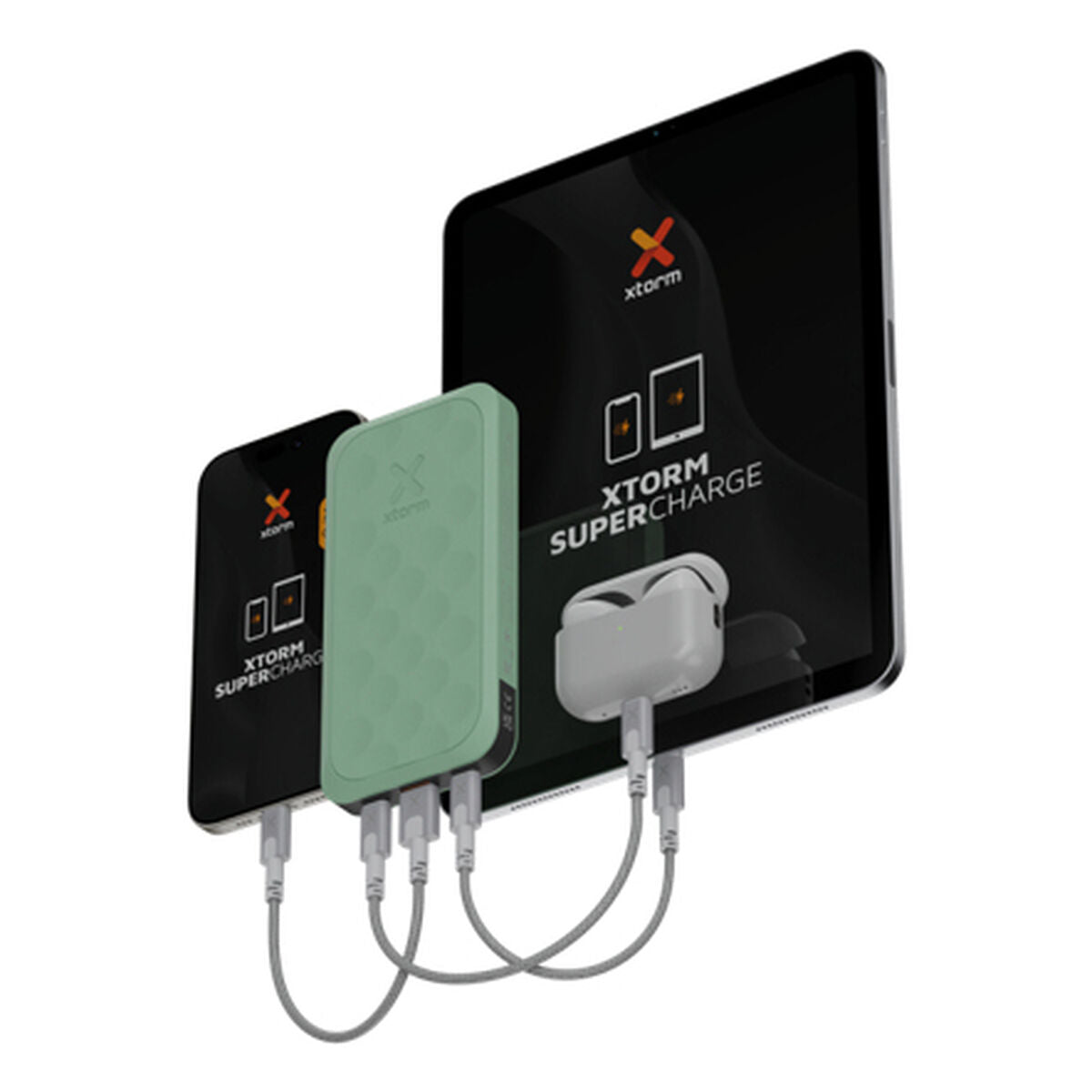 Detail van de Xtorm FS5103U batterij met meerdere apparaten aangesloten voor snelle oplading.