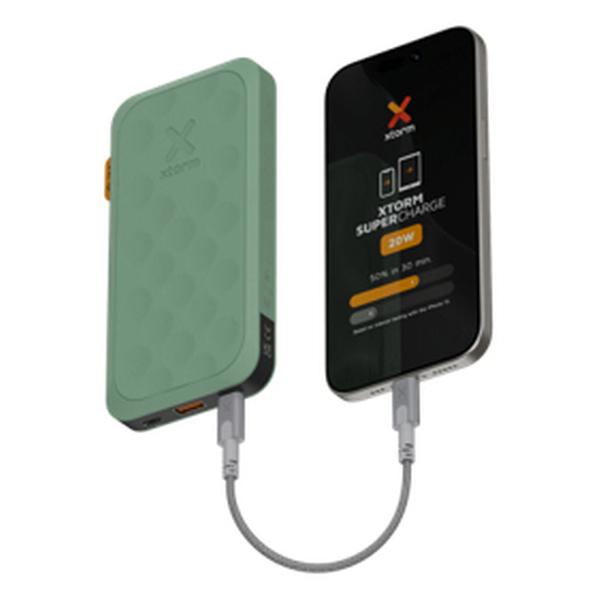 Detail van de groene Xtorm FS5103U batterij met smartphone, snelladen via USB-kabel.