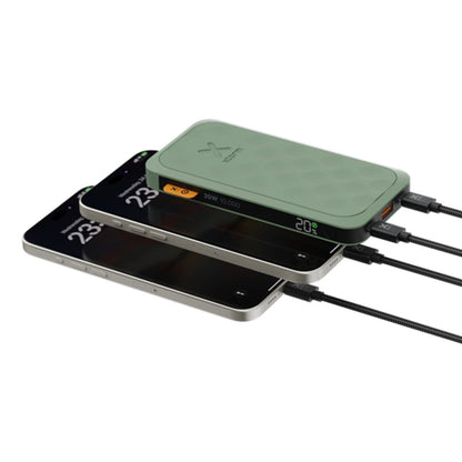 Detail van de groene Xtorm FS5103U batterij met opladende smartphones eronder.