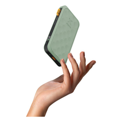 Xtorm FS5103U batterij in hand, met een lichtgroene rubberen afwerking en USB-aansluiting.