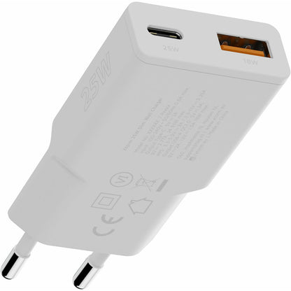 Detail van de Xtorm XG2SL025 powerbank met USB-C en USB-A poorten in wit.