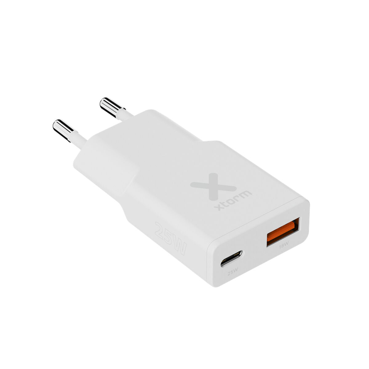 Witte Xtorm XG2SL025 powerbank met USB-C en USB-A poorten, compact ontwerp.