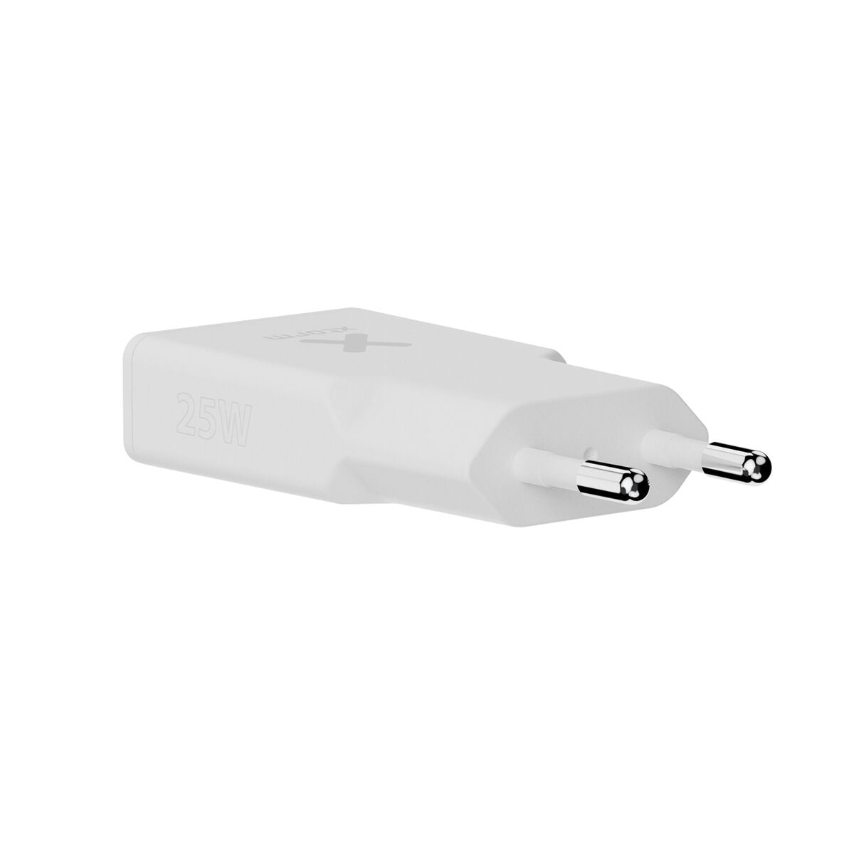 Detail van de Xtorm XG2SL025 witte oplader met twee pinnen en 25W vermogen.