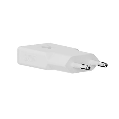 Detail van de Xtorm XG2SL025 witte oplader met twee pinnen en 25W vermogen.