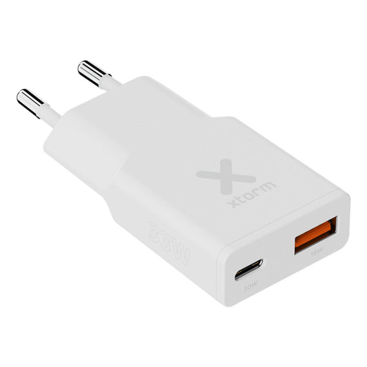Witte Xtorm XG2SL033 powerbank met USB en USB-C poorten voor snel opladen.