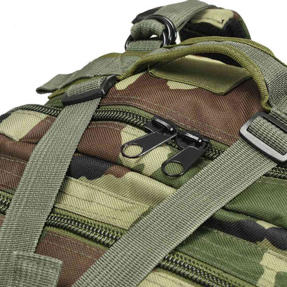 Detail van de camouflage rugzak vidaXL met ritsen en verstelbare schouderbanden.