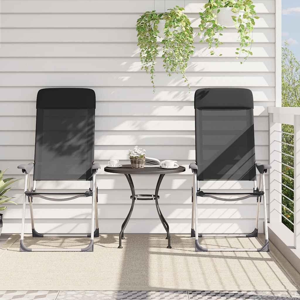Zijaanzicht van twee zwarte inklapbare vidaXL campingstoelen op een balkon met planten.