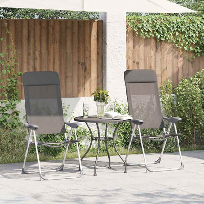 Inklapbare vidaXL campingstoelen in grijs, geplaatst naast een tafel in een groene tuin.