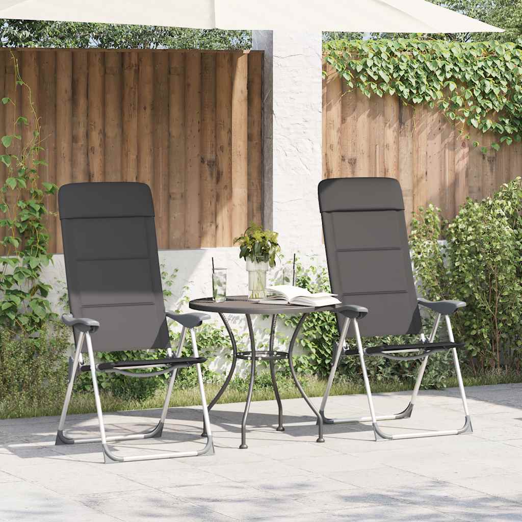 Grijze vidaXL campingstoelen met verstelbare rugleuning, geplaatst naast een tafel in de tuin.