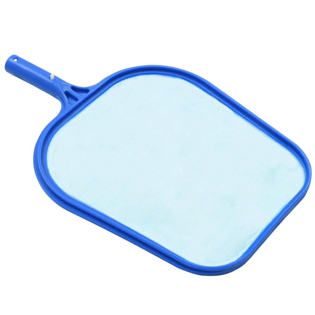 Detail van de blauwe netten voor het verwijderen van vuil uit het zwembad.