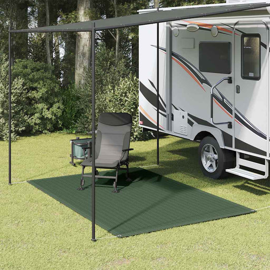 vidaXL tenttapijt 250x300 cm in groen, gelegen onder een caravanluifel met een stoel erop.