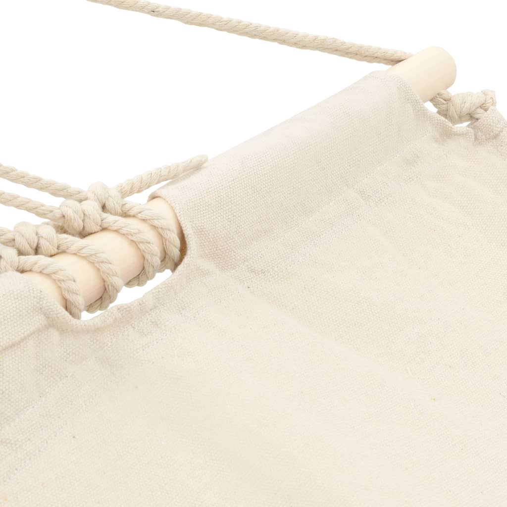 Detail van de crème vidaXL hangmat met stevige bevestigingslussen en houten stokken.