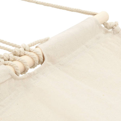 Detail van de crème vidaXL hangmat met stevige bevestigingslussen en houten stokken.