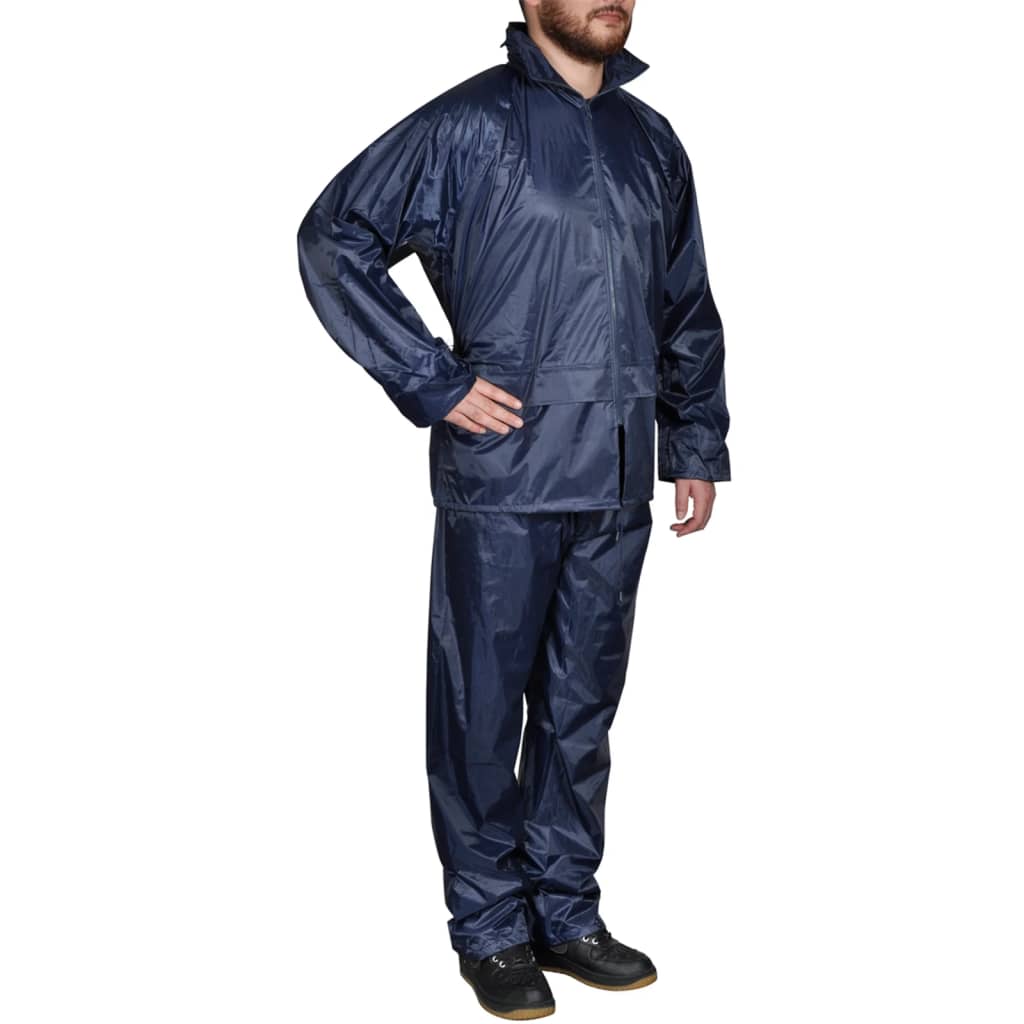 VidaXL 2-delig marineblauw regenpak in maat XL, gedragen door een man.