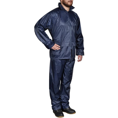 VidaXL 2-delig marineblauw regenpak in maat XL, gedragen door een man.